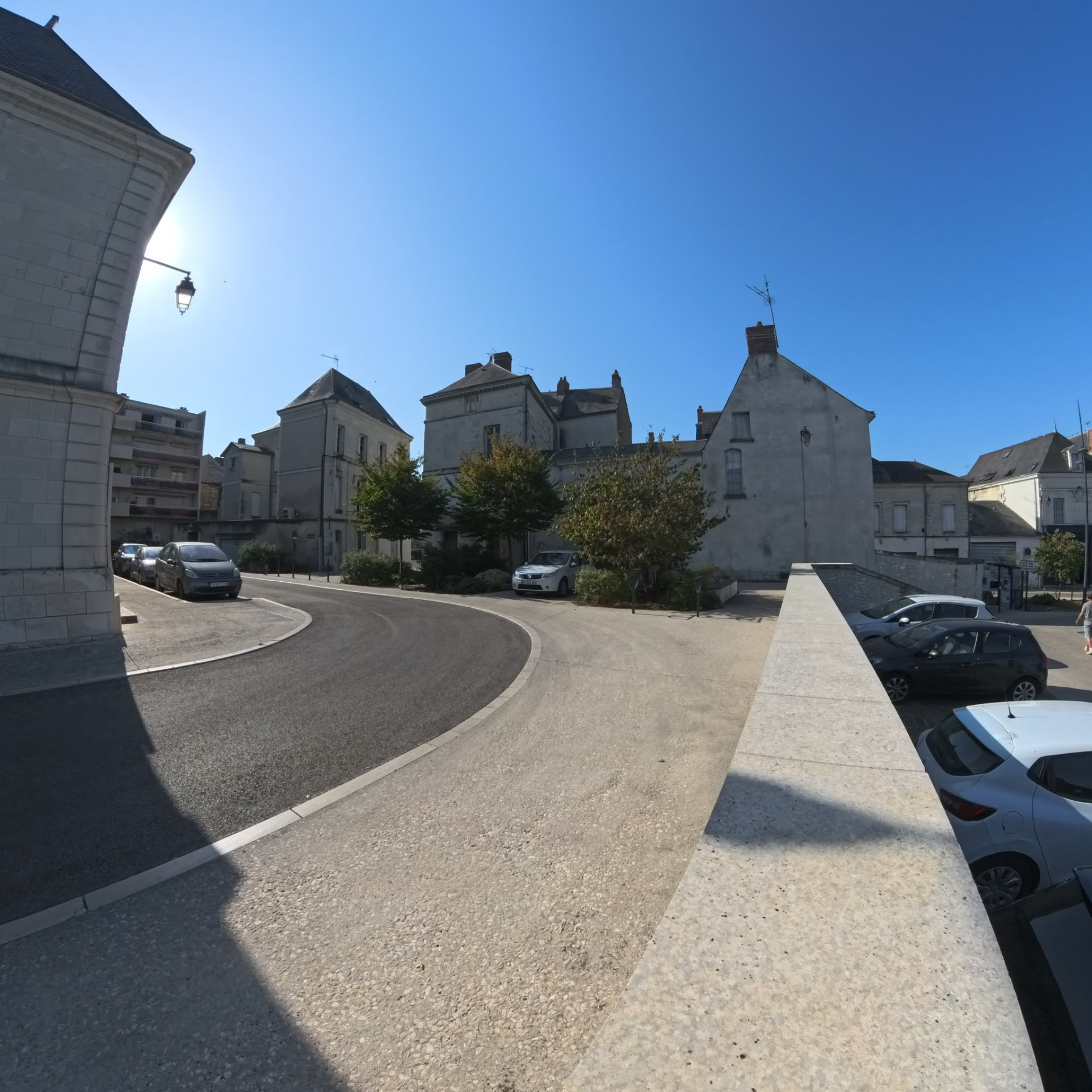 IMMEUBLE DE RAPPORT - BORD DE VIENNE - LOCAL COMMERCIAL - 4 LOGEMENTS - TOP EMPLACEMENT - CENTRE CHÂTELLERAULT